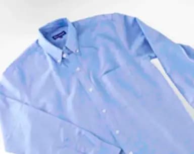 Camisa formal de vestir azul claro, doblada, con cuello abotonado.