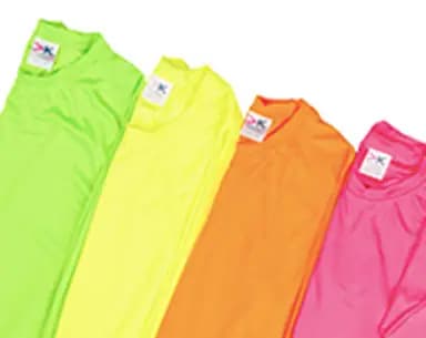 Cuatro playeras deportivas colocadas en fila, en verde, amarillo, naranja y rosa fluorescentes.