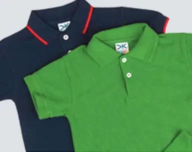 Dos playeras tipo polo infantiles, una azul marino con vivo rojo en el cuello y otra verde.